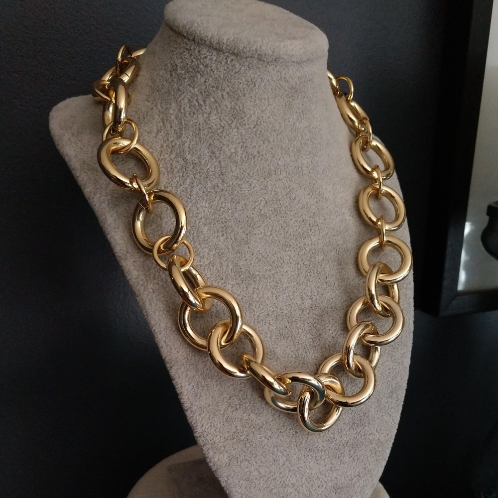 Gold Tone Interlocking Thick Circle Necklace - image 3